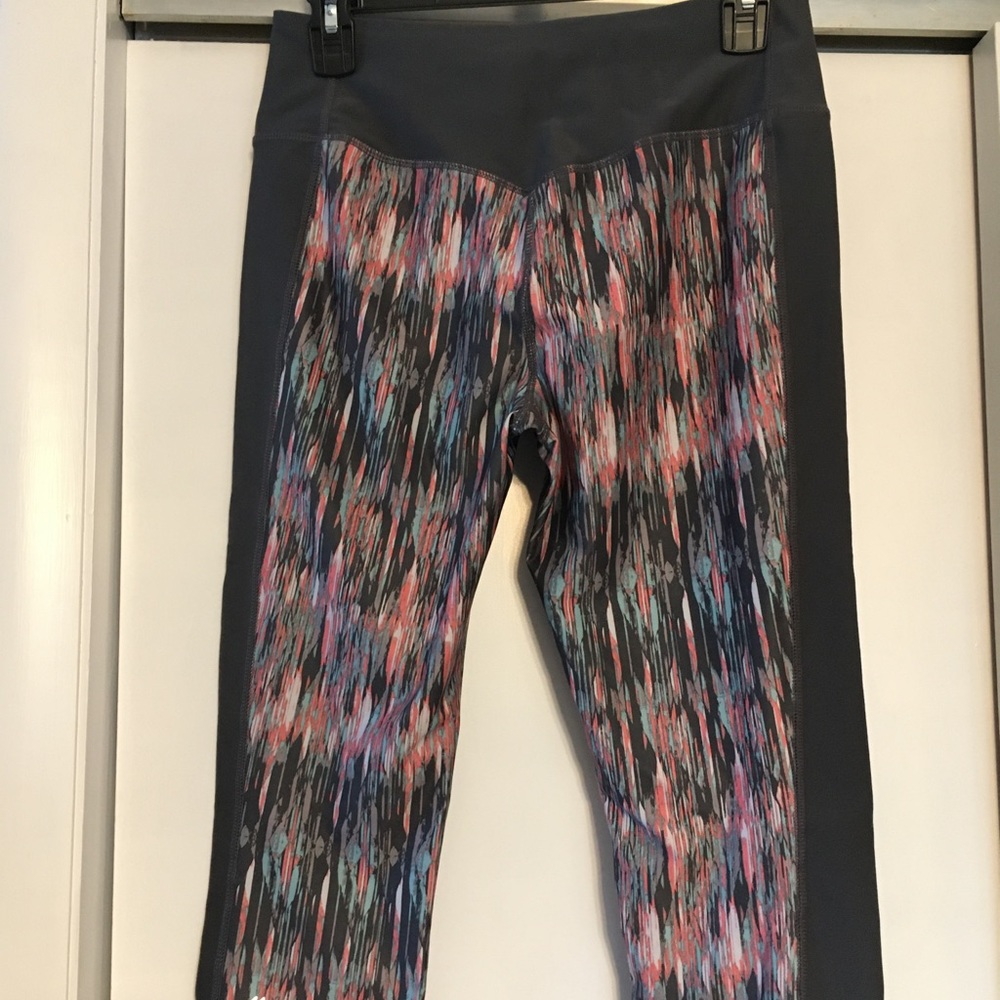 💜 3/$25 Eddie Bauer cropped leggings dark gray, mint and coral print. Size med